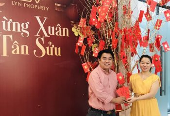 CHÚC MỪNG KHÁCH HÀNG NHẬN LÌ XÌ – ĐÓN LỘC KHAI XUÂN CÙNG LYN PROPERTY